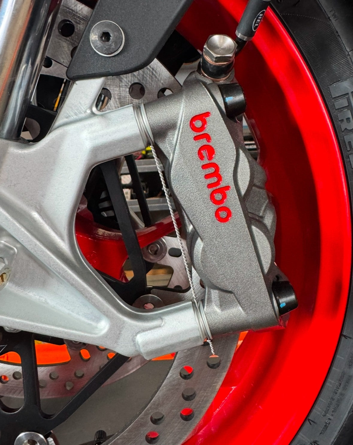 Etriers Brembo Hypure gauche + droit 100mm Gris/Rouge